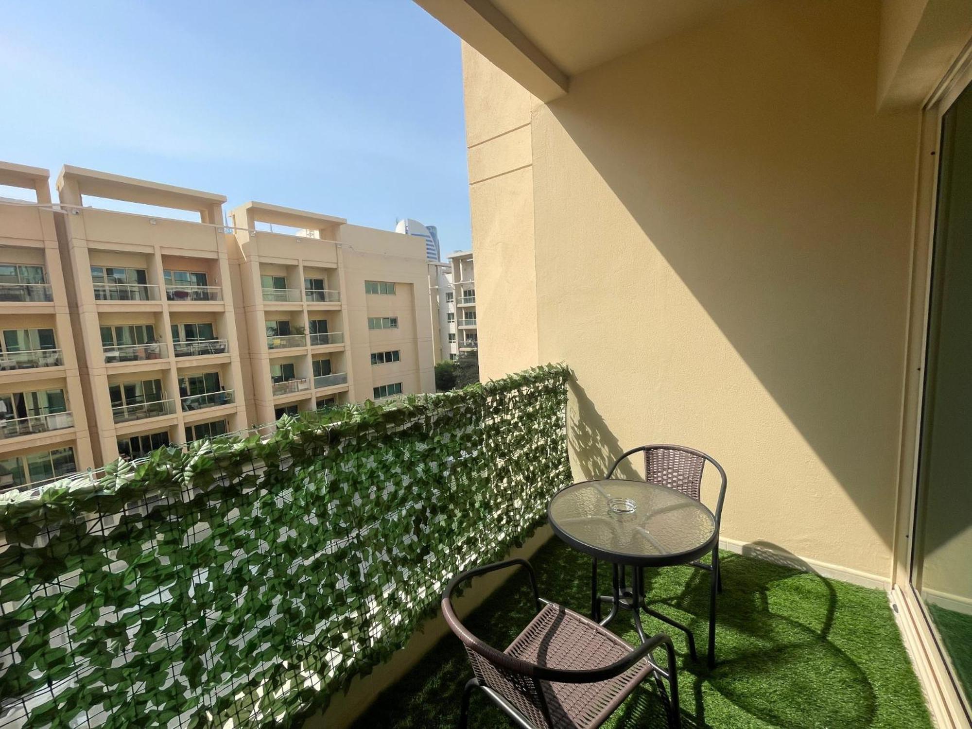Al Thayyal 2 - The Greens - 2br - Allsopp & Allsopp Apartment